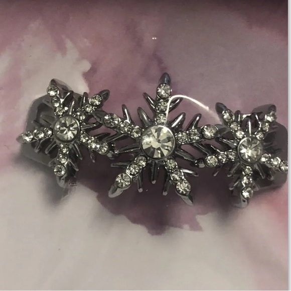 HUGE SALE! STELLA & DOT KEEP COLLECTIVE SNOWFLAKE TRIO SILVER CHARM NEW $39 - Picture 3 of 7